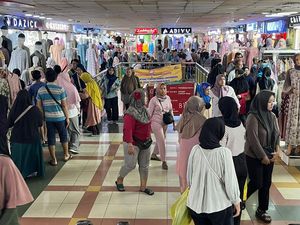 Siasat Clara Beli Baju Lebaran di Tanah Abang Hari Ini demi Dapat Diskon