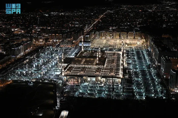 Suasana Masjid Nabawi malam ke-27 Ramadan Potret jemaah salat Isya dan Tarawih di Masjid Nabawi pada malam ke-27 Ramadan 2024, Jumat (5/4/2024).