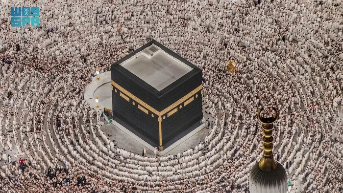 Suasana kepadatan jemaah di Masjidil Haram malam pada ke-27 Ramadan 2024