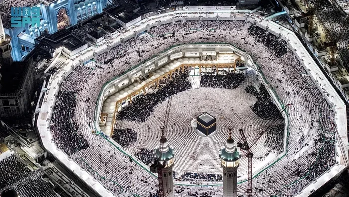 Suasana kepadatan jemaah di Masjidil Haram malam pada ke-27 Ramadan 2024