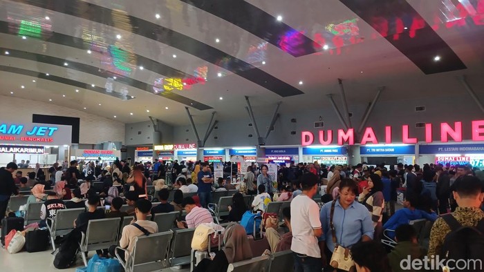 Suasana  pemudik di Pelabuhan Domestik Sekupang, Batam pada Sabtu (6/4/2024).(Alamudin/detikcom)
