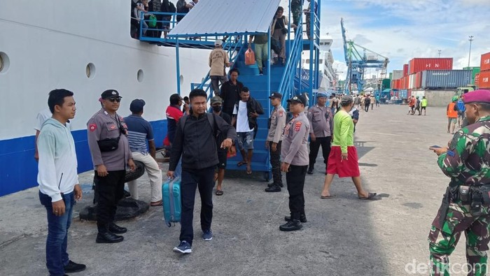 Suasana penumpang mudik di Pelabuhan Yos Sudarso Ambon. M. Jaya Barends/detikcom