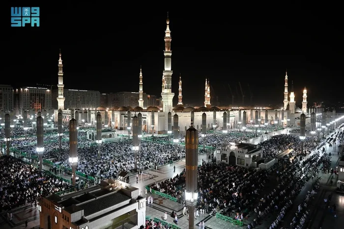 Potret jemaah salat Isya dan Tarawih di Masjid Nabawi pada malam ke-27 Ramadan 2024, Jumat (5/4/2024).