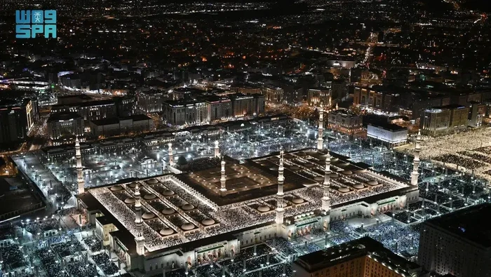 Potret jemaah salat Isya dan Tarawih di Masjid Nabawi pada malam ke-27 Ramadan 2024, Jumat (5/4/2024).