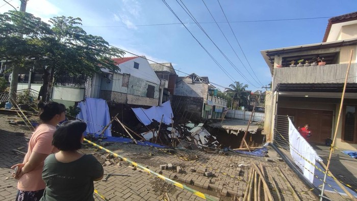 Tanah di perumahan Semarang ambles