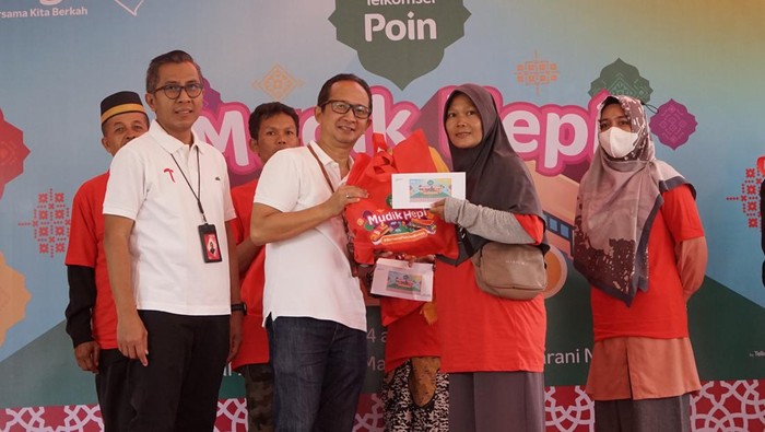 Telkomsel Pamasuka memberangkatkan 200 pemudik di Makassar.