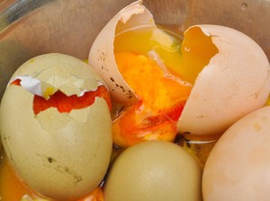 Mudah! Begini 5 Cara Ampuh Mengenali Telur Kurang Segar