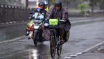 Pemudik Sepeda Terobos Hujan Demi Pulang ke Kampung Halaman