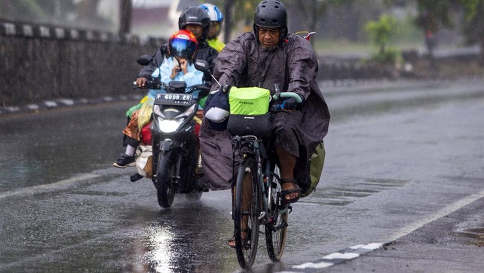 Pemudik menggunakan sepeda kayuh melintas di jalur pantura Arjawinagun, Cirebon, Jawa Barat, Sabtu (6/4/2024). Beragam cara dilakukan para pemudik agar bisa kembali ke kampung halaman untuk berlebaran, salah satunya dengan menggunakan sepeda. ANTARA FOTO/Dedhez Anggara/Spt.