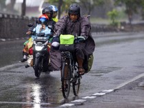 Pemudik Sepeda Terobos Hujan Demi Pulang ke Kampung Halaman