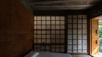Layar shoji bergaya Jepang digunakan sebagai partisi di seluruh interior untuk memungkinkan cahaya masuk ke setiap ruang dan konektivitas antara area pribadi dan publik.Kondisi tanah di lokasi memungkinkan penambahan basement terpisah yang terdiri dari perpustakaan dan kamar tidur, yang dapat diakses dari lantai atas melalui tangga utama. Foto: Syam Sreesylam dan Althaf Rasheed via Dezeen