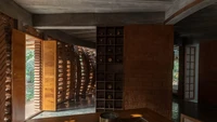 Studio arsitektur Wallmakers menggunakan kembali sekitar 6.200 mainan yang dibuang untuk membangun dinding Toy Storey, sebuah rumah melingkar di Kerala, India. Foto: Syam Sreesylam dan Althaf Rasheed via Dezeen