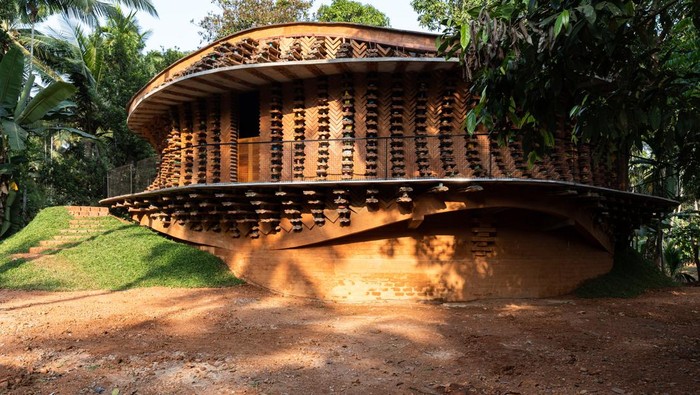 Toy Storey house/Dinding rumahnya dibuat dari mainan