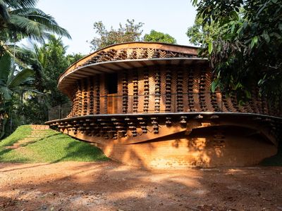 Potret Rumah yang Dindingnya Terbuat dari Mainan Bekas