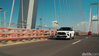 Toyota Yaris Cross Hybrid dikendalikan oleh Toyota Hybrid System (THS), dapur pacu ini dilengkapi EV Mode, serta transmisi CVT yang bersinergi dengan motor listrik untuk menggerakkan as roda depan. Ditambah fitur Toyota Safety Sense yang mampu menjaga keselamatan saat berkendara. Foto: detikOto/detik.com