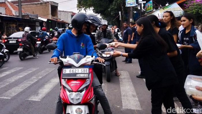 Umat Katolik di Cimahi Bagi-bagi Takjil