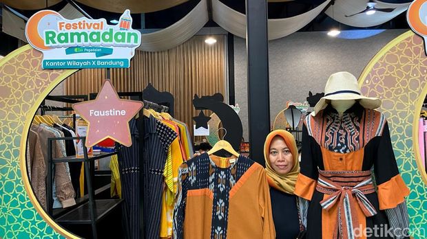 UMKM asal Kota Bandung kenalkan pakaian bertema wastra nusantara hingga dikenakan artis dangdut asal Malaysia.