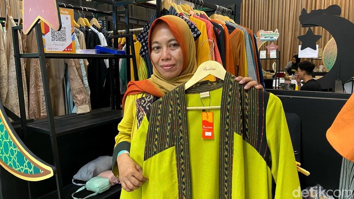 UMKM asal Kota Bandung kenalkan pakaian bertema wastra nusantara hingga dikenakan artis dangdut asal Malaysia.