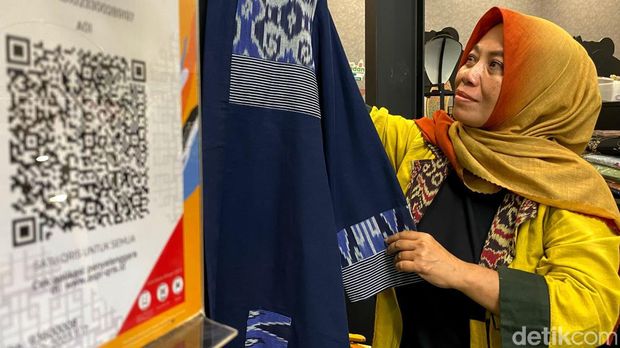UMKM asal Kota Bandung kenalkan pakaian bertema wastra nusantara hingga dikenakan artis dangdut asal Malaysia.