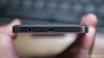 Pengisian baterai 5.000 mAh-nya pun cepat dengan 45W SuperVOOC Charge, dari kosong sampai 50% dalam waktu 30 menit.  Foto: detikINET/Anggoro Suryo Jati