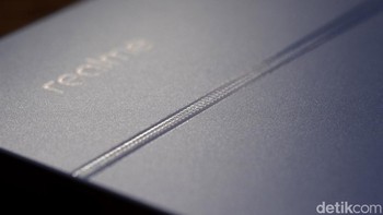 Bodi belakangnya berbahan polikarbonat,namun dengan tekstur yang membuatnya tak licin. Foto: detikINET/Anggoro Suryo Jati