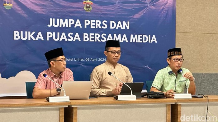 Wakil Rektor I Bidang Akademik dan Kemahasiswaan Prof Muhammad Ruslin (tengah) saat konferensi pers terkait penerimaan mahasiswa baru.