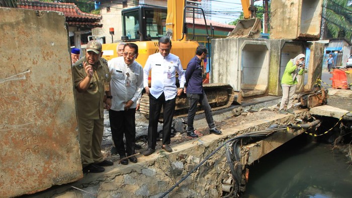 Wali Kota Jakarta Selatan Munjirin saat meninjau proyek pembangunan  polder di Tanjung Barat (dok. Pemkot Jaksel)