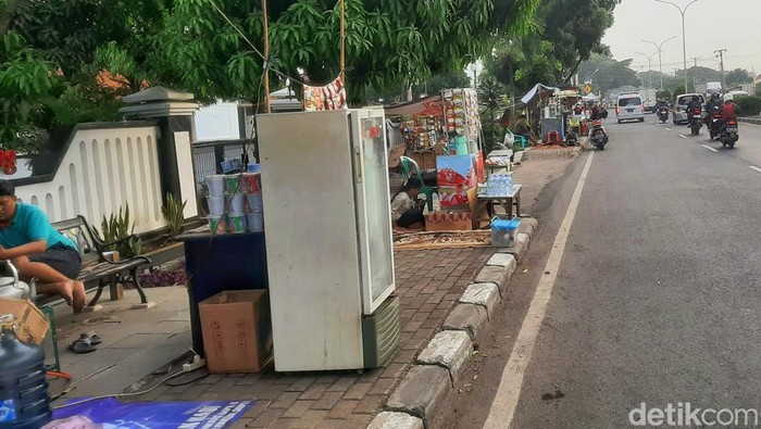 Warung dadakan di jalur mudik Karawang.