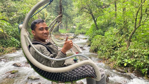 Wisatawan saat menjajal Keranjang Sultan Situ Gunung, Sukabumi, yang disorot Will Smith