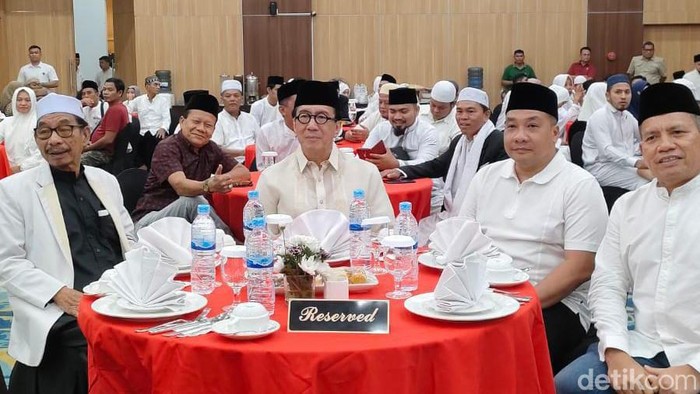 Yasonna Laoly (tengah) didampingi Syekh Ali Marbun (paling kiri) saat acara di Medan. (Andika Syahputra/detikSumut)