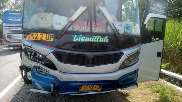 2  pemudik tewas tertabrak bus sumber selamat di ngawi