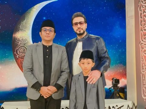 Ahmad Azka Fuad dan anaknya Muhammad Zian Fahrezi saat diundang mengaji di Mahfel TV3 Iran, belum lama ini. (Istimewa)