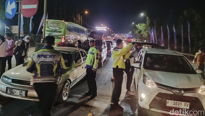 Akses menuju Pelabuhan Merak di puncak arus mudik pada Minggu dini hari, 7 April 2024, padat merayap (Bahtiar/detikcom)