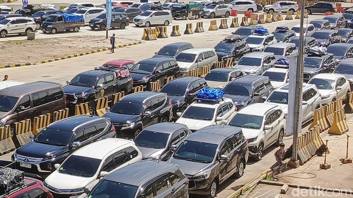 Aktivitas di Pelabuhan Bakauheni mengalami peningkatan kendaraan pemudik, kendaraan didominasi mobil pribadi.