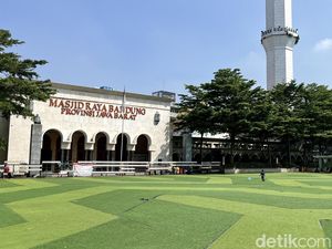 Rumput Sintetis Diperbaiki, Alun-alun Bandung Ditutup Sementara