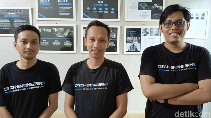 Anggi Vandika (kiri), Arfian Fuadi (tengah), Fajar Budi Laksono (kanan berkacamata) berada di markas DTECH Engineering.