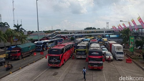 Antrean kendaraan bus dan travel di wilayah Pelabuhan Gilimanuk, Bali, Sabtu (6/4/2024). (I Putu Adi Budiastrawan/detikBali)