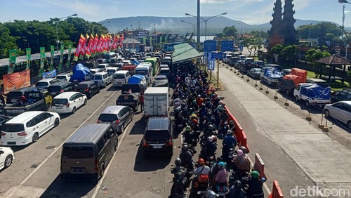 Antrean kendaraan untuk masuk kapal yang terjadi di areal Pelabuhan Gilimanuk, Minggu (7/4/2024). (I Putu Adi Budiastrawan/detikBali).