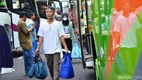 Perseta mudik bareng gratis sedang menuju bus tujuan masing-masing.