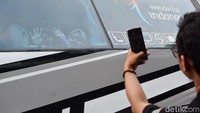 Seorang warga yang mengantarkan mudik terlihat mendokumentasikan kerabatanya.