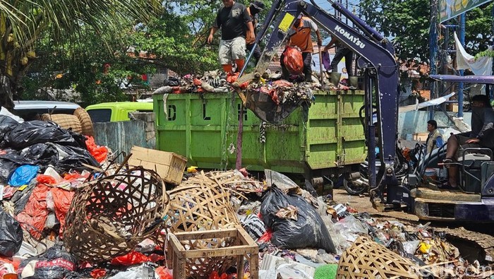 Armada sampah saat mengangkut sampah di TPS Cianjur