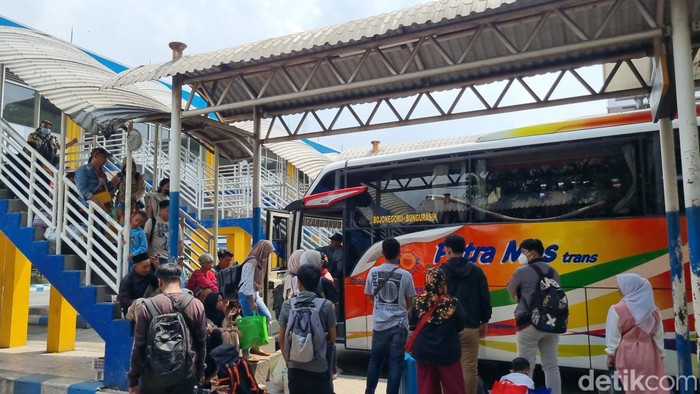 Arus mudik di Terminal Purabaya Surabaya