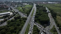 Foto udara arus lalu lintas di Jalan Tol Cikopo-Palimanan (Cipali), Cirebon, Jawa Barat, Minggu (7/4/2024).