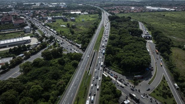 Sejumlah kendaraan pemudik melintas di Jalan Tol Cikopo-Palimanan (Cipali), Cirebon, Jawa Barat, Minggu (7/4/2024). Pada H-3 Lebaran 2024, arus lalu lintas di Tol Trans Jawa itu terpantau ramai lancar. ANTARA FOTO/Aprillio Akbar/tom.