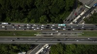 Pada H-3 Lebaran 2024, arus lalu lintas di Tol Trans Jawa itu terpantau ramai lancar.