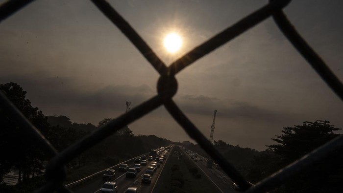 Sejumlah kendaraan pemudik melintas di Jalan Tol Cikopo-Palimanan (Cipali), Cirebon, Jawa Barat, Minggu (7/4/2024). Pada H-3 Lebaran 2024, arus lalu lintas di Tol Trans Jawa itu terpantau ramai lancar. ANTARA FOTO/Aprillio Akbar/tom.