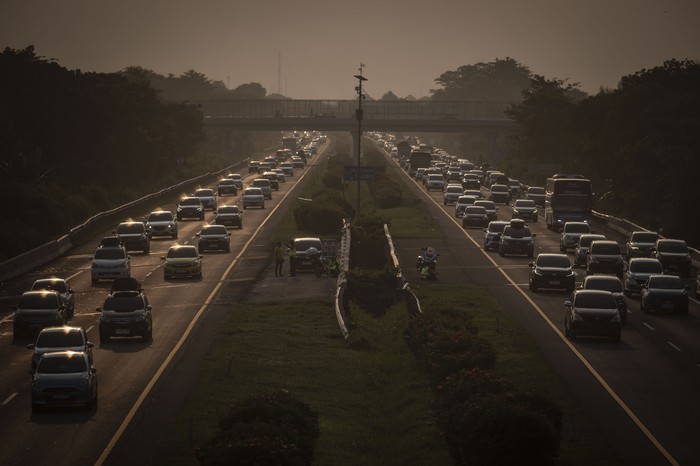 Sejumlah kendaraan pemudik melintas di Jalan Tol Cikopo-Palimanan (Cipali), Cirebon, Jawa Barat, Minggu (7/4/2024). Pada H-3 Lebaran 2024, arus lalu lintas di Tol Trans Jawa itu terpantau ramai lancar. ANTARA FOTO/Aprillio Akbar/tom.