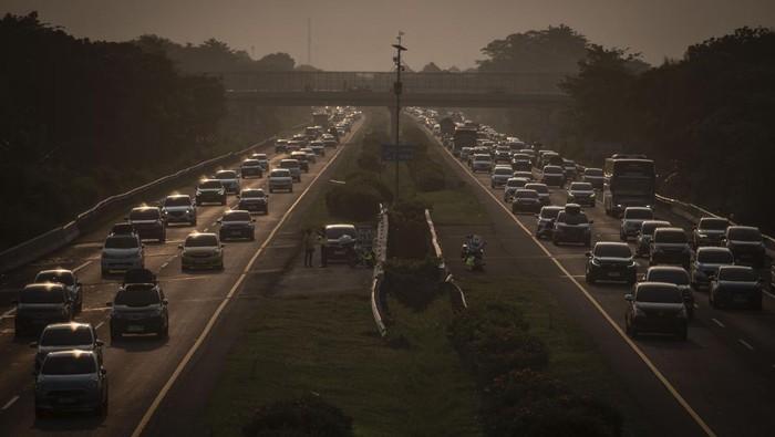 Arus mudik Tol Trans Jawa Sejumlah kendaraan pemudik melintas di Jalan Tol Cikopo-Palimanan (Cipali), Cirebon, Jawa Barat, Minggu (7/4/2024). Pada H-3 Lebaran 2024, arus lalu lintas di Tol Trans Jawa itu terpantau ramai lancar. ANTARA FOTO/Aprillio Akbar/tom.