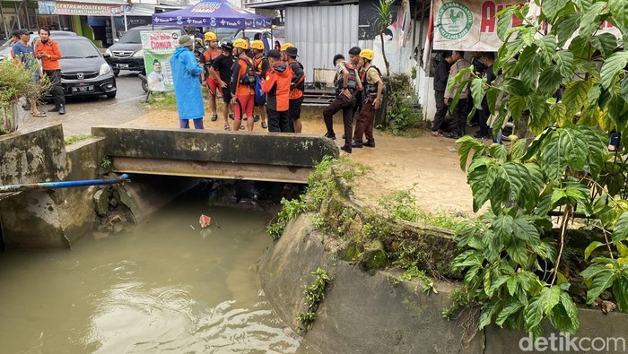 Cahaya (4) dilaporkan hilang ketika bermain di pinggir selokan atau drainase. Ia diduga terjatuh ke selokan dan terseret arus. Hingga malam ini, tim SAR gabungan masih melakukan pencarian korban.