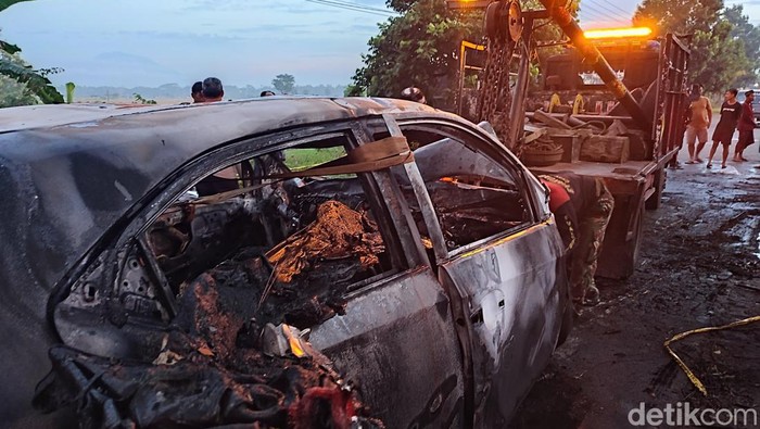 Bangkai mobil Honda Brio yang terbakar di Ponorogo.